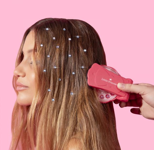 Y si pasas de peinados y quieres añadir los brillantes a tu melena suelta o incluso a los mechones sueltos de una coleta, prueba con el Aplicador de Gemas Pretty Shine de You Are The Princess, que funciona con todo tipo de cabello y con la mayoría de los materiales.