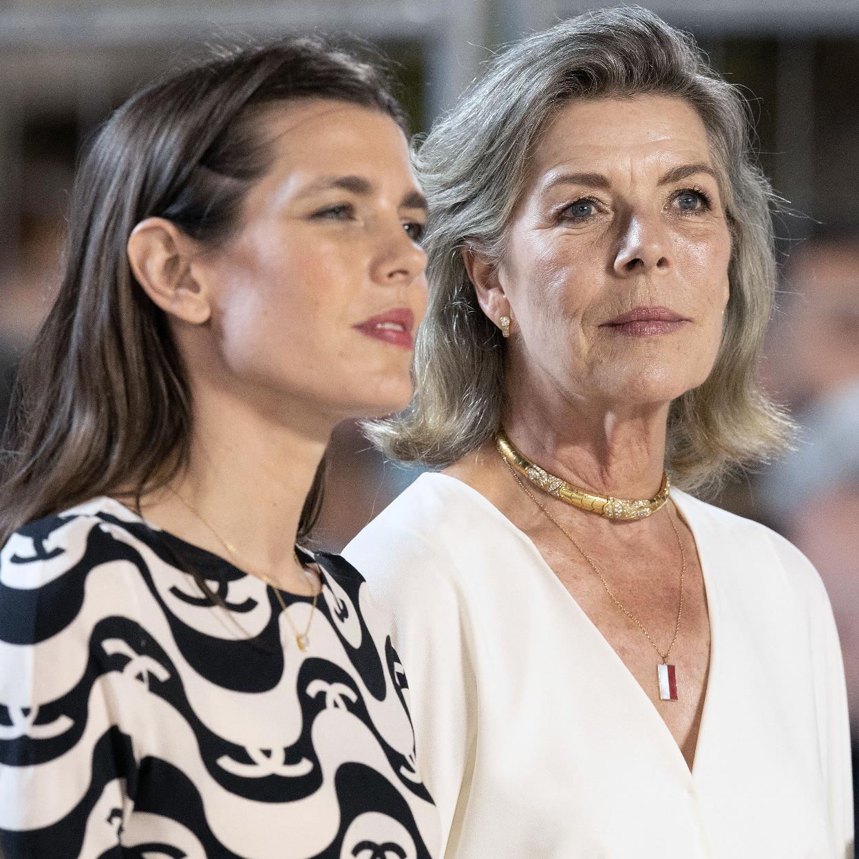 Carlota Casiraghi posa con su madre, Carolina de Mónaco, en un evento reciente. 