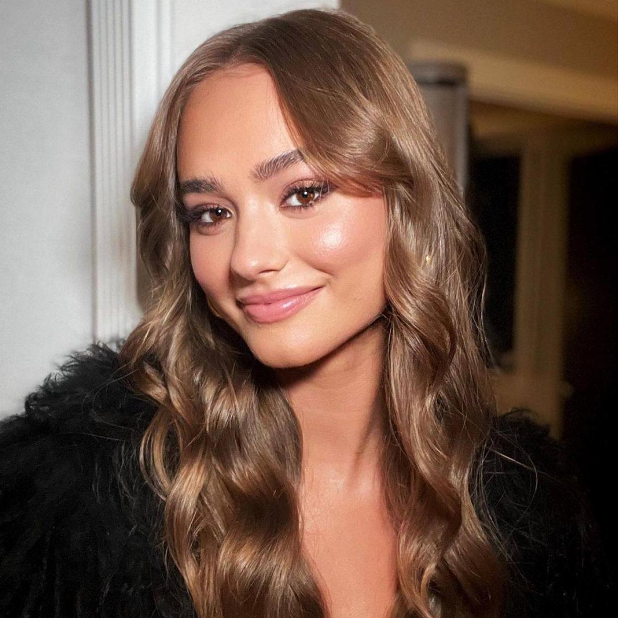 Modelo con piel radiante y joven