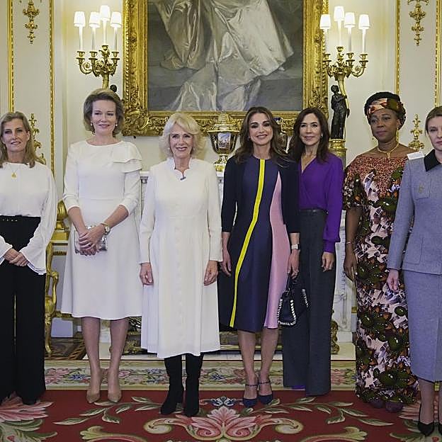 De izquierda a derecha, la condesa de Wessex, Matilde de Bélgica, la reina Camilla, Rania de Jordania, Mary de Dinamarca, Maada Bio, primera dama de Sierra Leona, y Olena Zelenska, primera dama de Ucrania. 