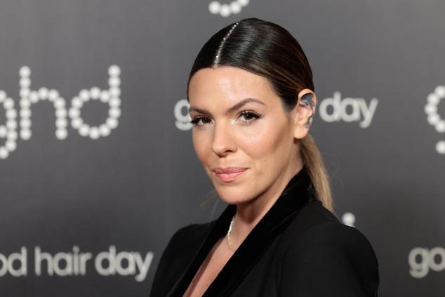 Para las fans de los peinados pulidos y los recogidos bajos que están tan de moda. Ya sabes que las coletas o moños cn raya al medio y efecto impoluto son súper tendencia, pero, ¿y si le añades unos brillantes en la raya?