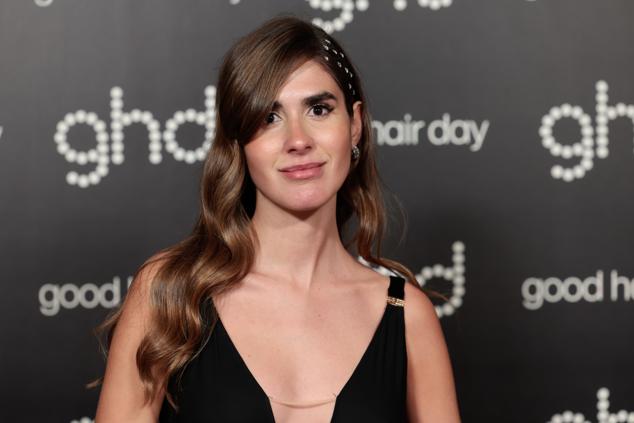 Si erea team pelo suelto, bienvenida, la opciónde Mery Turiel seguro que es la tuya. Peina tu melena hacia a un lado con unas ondas de estilo Hollywood y coloca los brillantes en el lateral que ha quedado libre. ¡Facilísimo!