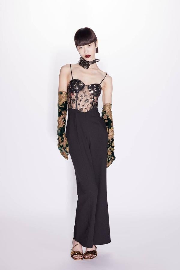 Mono largo con perneras anchas y cuerpo corsetero semitransparente con aplicación de lentejuelas, en negro, de Zara. Te costará 49,95 euros.