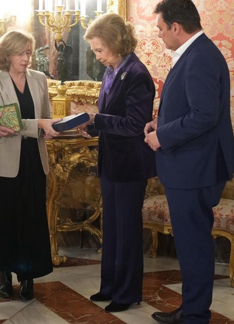 Imagen - La reina Sofía con una blazer morada en la entrega de premios. / CASA REAL