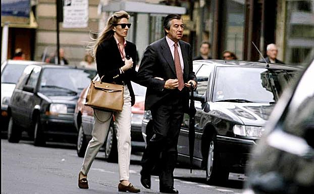 Margarita Hernández y Alberto Alcocer pasenado en su luna de miel parisina en 1994.