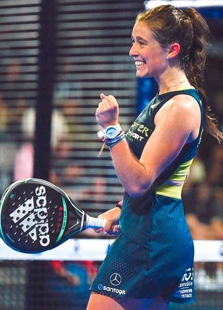 Imagen - Mujer sonriente tras victoria en pádel/@padelnuestro