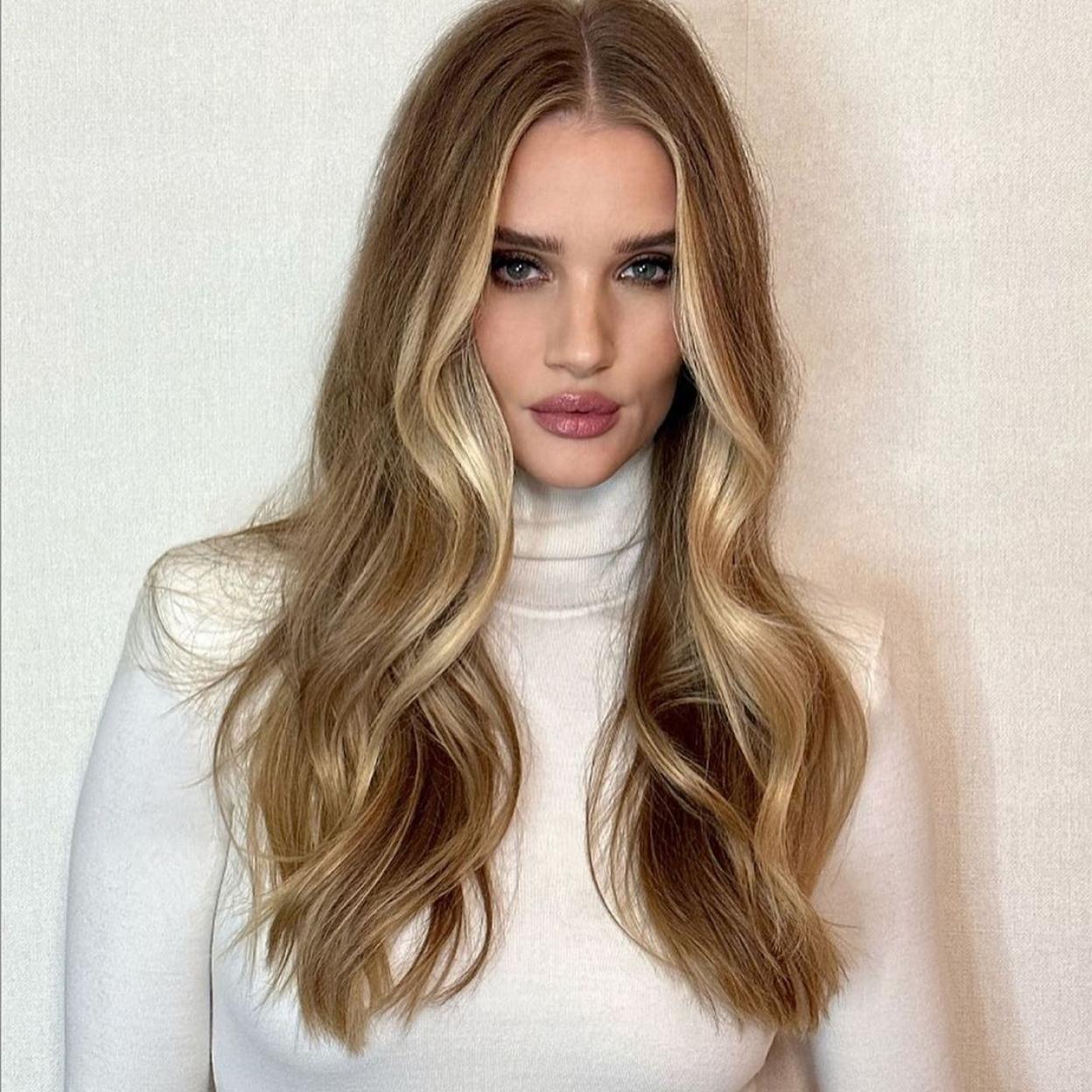 La modelo Rosie Huntington-Whiteley luce pelazo.
