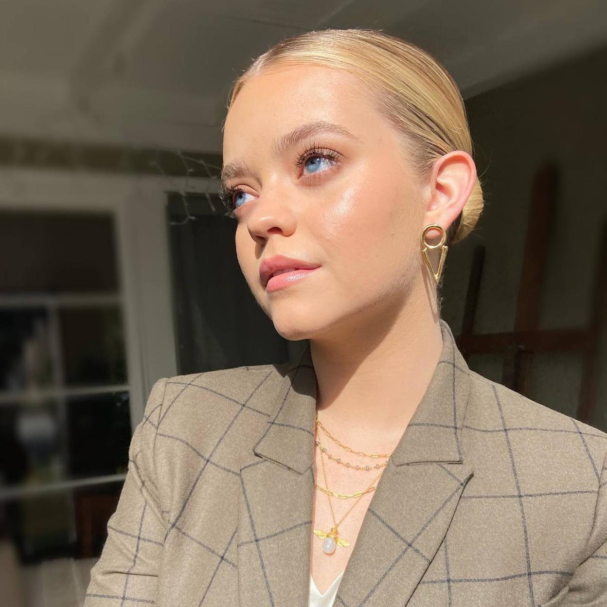 La piel radiante de la modelo se consigue con una crema hidratante oxigenante