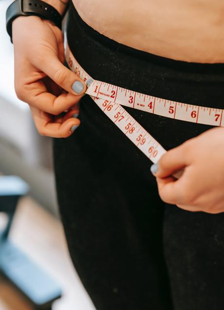 Imagen - Mujer midiendo el volumen de su tripa/UNSPLASH