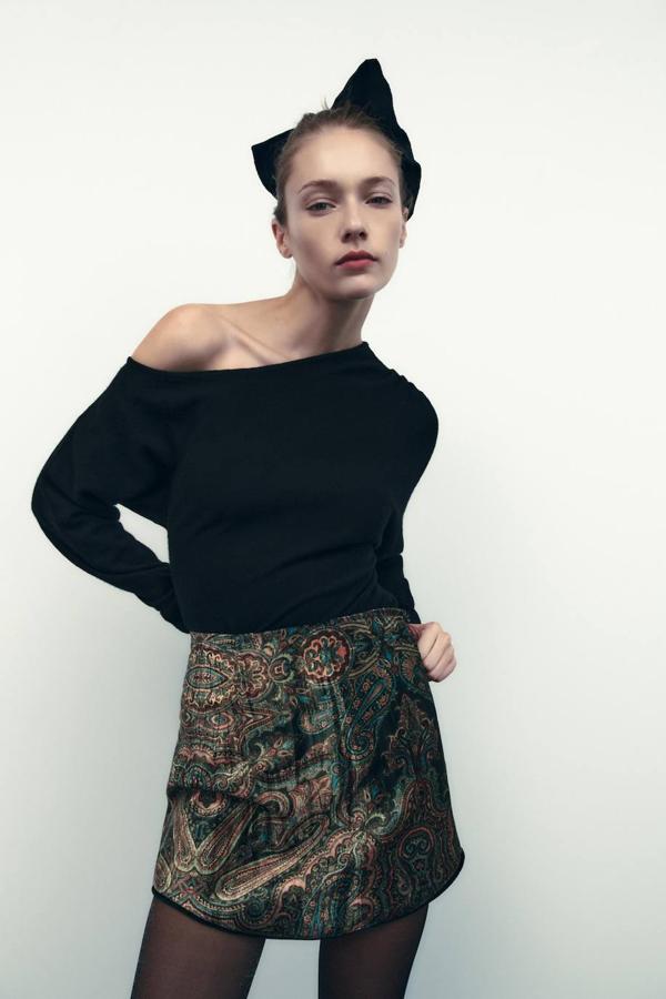 Minifalda en tejido de terciopelo con estampado multicolor, tiro alto y vivo a contraste, de Zara. La encontrarás a 29,95 euros.