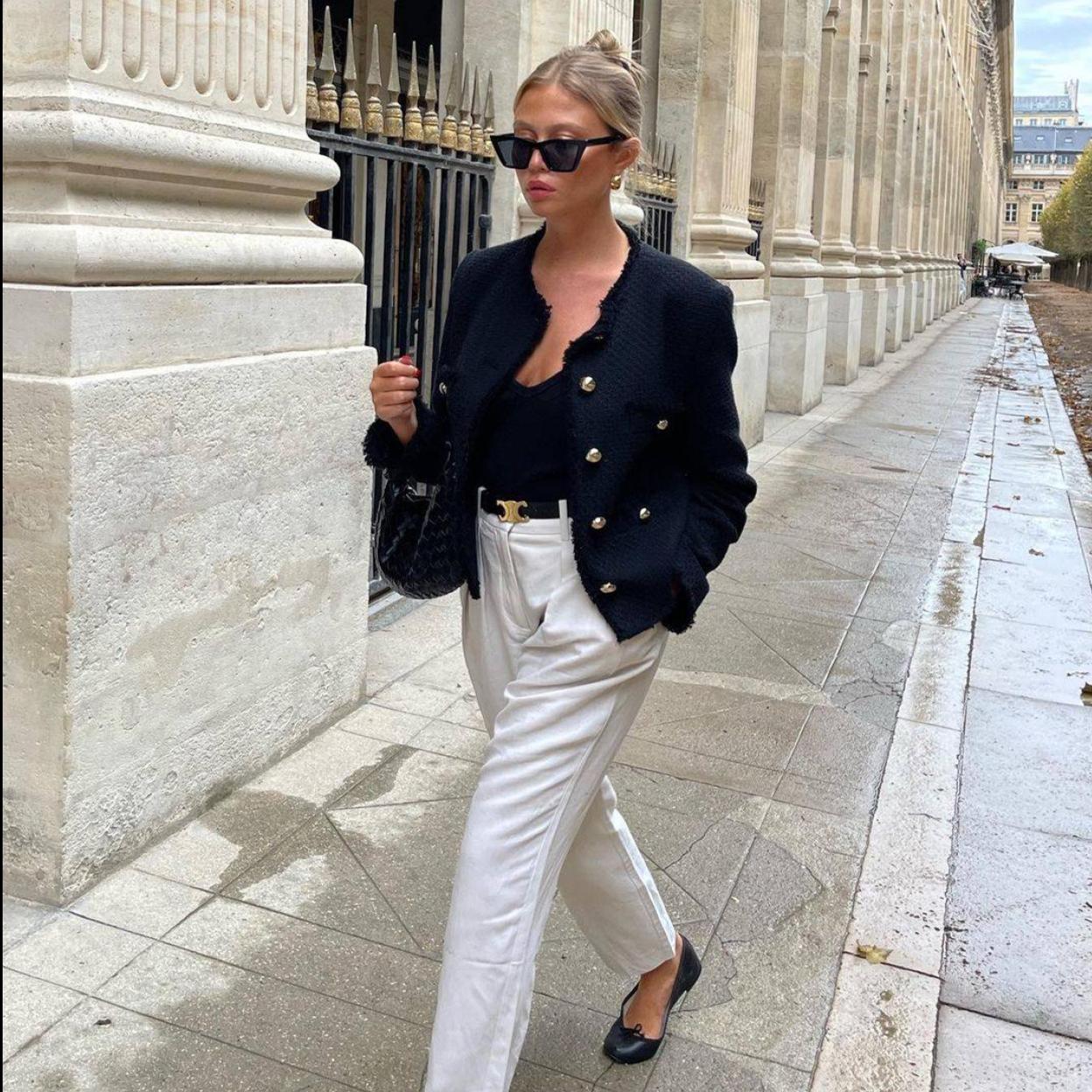 La influencer lleva un look con prendas básicas elegantes