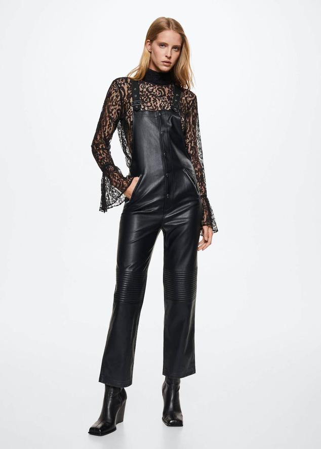 Peto en tejido efecto piel con diseño biker, perneras rectas cropped, bolsillos con cremallera, detalles metálicos, rodilleras y tirantes anchos ajustables, color negro, de Mango. Encuéntralo a 49,99 euros.