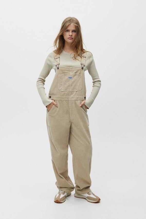 Peto largo confeccionado en tejido de pana con perneras anchas, tirantes ajustables, escote recto y bolsillos, color arena, de Pull&Bear. Lo encontrarás a 39,99 euros.