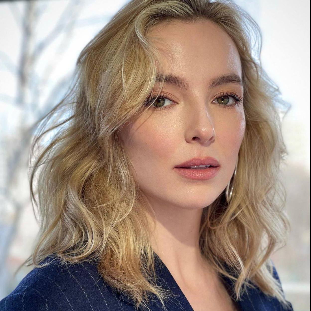Jodie Comer tiene una piel tersa y luminosa como la que se consigue con sérums de ácido hialurónico