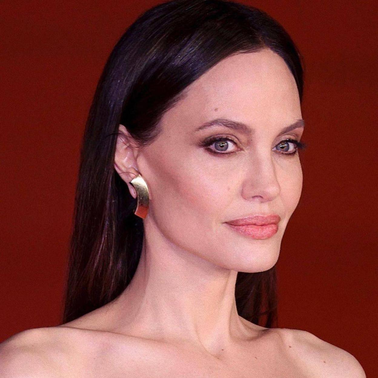 La piel definida y contornos afilados de Angelina Jolie se construyen con sérums tonificantes