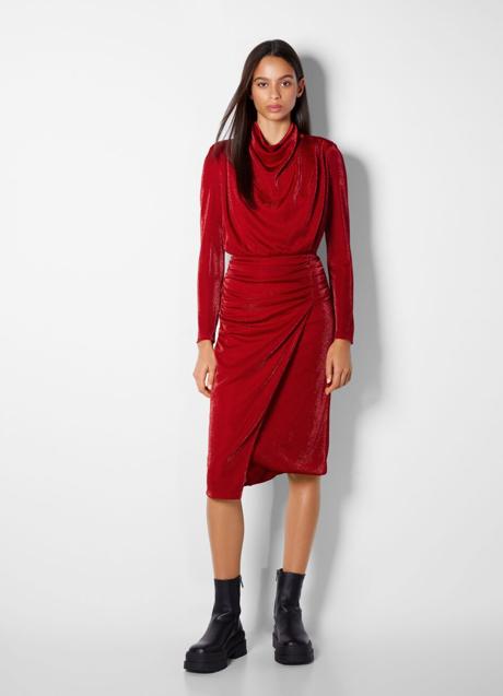 Imagen - Vestido midi manga larga drapeado brillo de Bershka, 39,99€.
