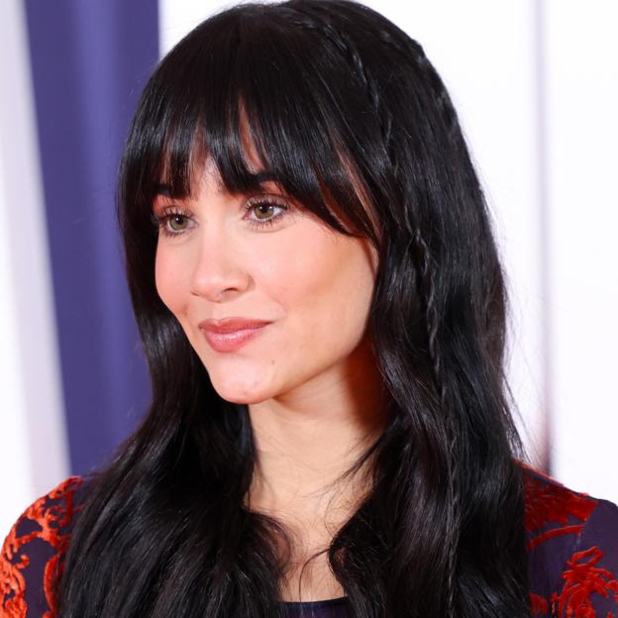 La cantante Aitana Ocaña posando en una alfombra roja. 