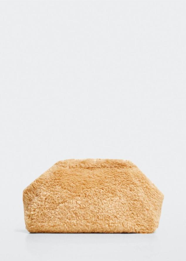 Bolso de mano mediano tipo clutch confeccionado en tejido de borreguillo, color beige, de Mango. Su coste es de 39,99 euros.
