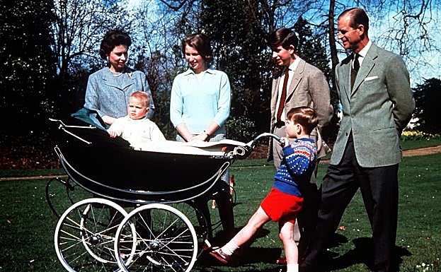 La reina Isabel II con su marido, el duque de Edimburgo, y sus cuatro hijos: los mayores, la princesa Ana y el príncipe Carlos, y los pequeños, el príncipe Eduardo (de bebé en el carrito) y el príncipe Andrés.
