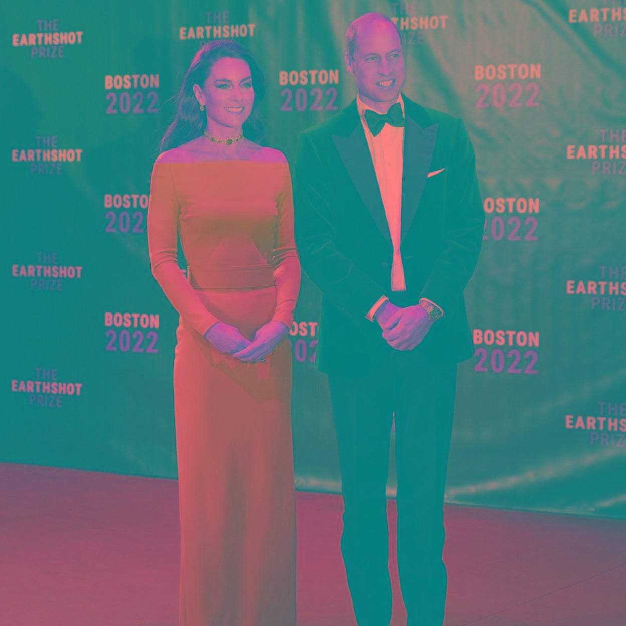 Kate Middleton se paseó por la alfombra verde de la gala de los Premios Earthshot con un vestido con escote barco en el mismo tono que la alfombra. Era de alquiler, no como la gargantilla de esmeraldas que hizo famosa Diana de Gales. 