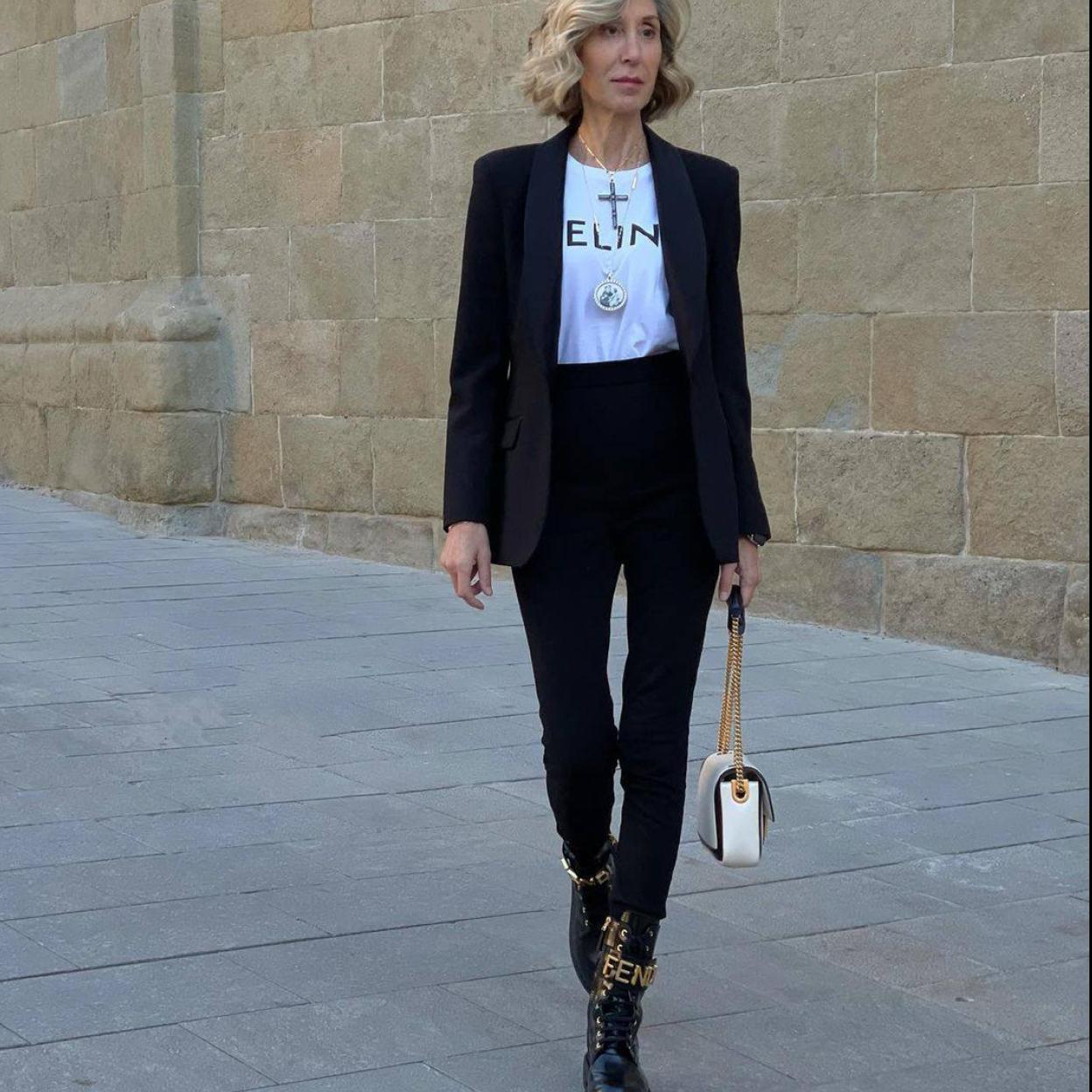 La influencer lleva un look con botas militares