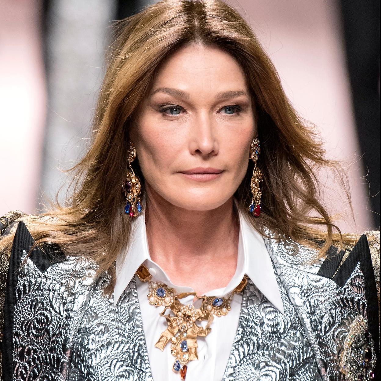 Carla Bruni desfilando.