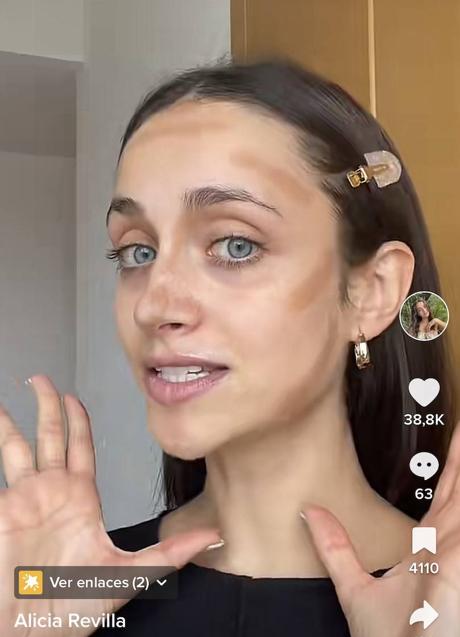 Imagen - La toktoker Alicia Revilla probando el filtro que te dice cómo hacerte el contouring como las famosas.