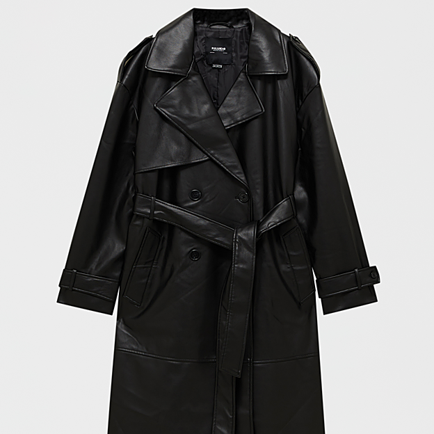 Imagen principal - La gabardina, los zapatos y los vaqueros de Pull&Bear.