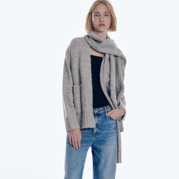 Imagen secundaria 1 - Cárdigan de punto gris con bufanda de Zara.