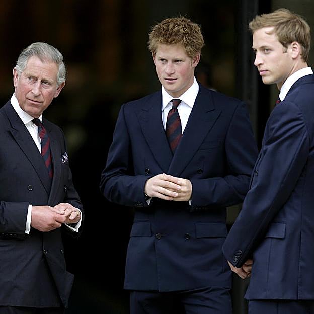 Carlos III y los príncipes Harry y Guillermo.