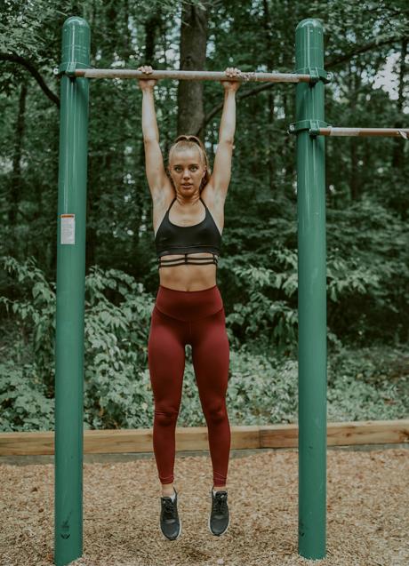 Imagen - Mujer haciendo dominadas/PEXELS