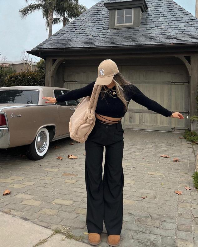 Y sí, los pantalones masculinos también son aptos para llevar con las botas de pelito.