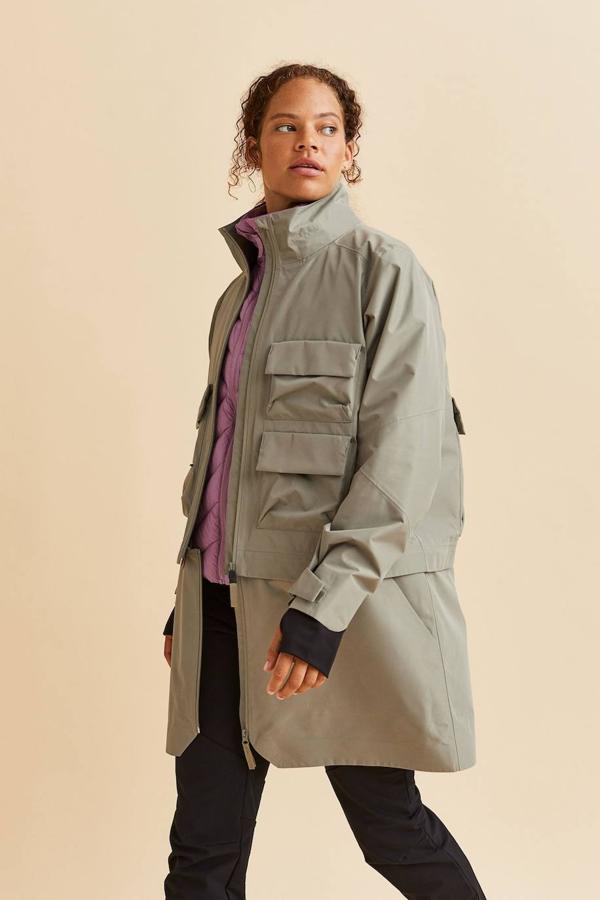 Parka de dos capas y medias en tejido funcional con bolsillos, cuello alto, capucha y largo ajustable con cremallera, color caqui, de H&M. Tiene un coste de 129 euros.