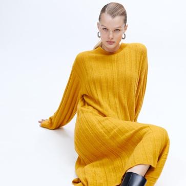 Imagen secundaria 1 - Vestido de punto de canalé en amarillo ocre de H&M (49,99 euros).