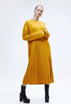 Imagen secundaria 2 - Vestido de punto de canalé en amarillo ocre de H&M (49,99 euros).