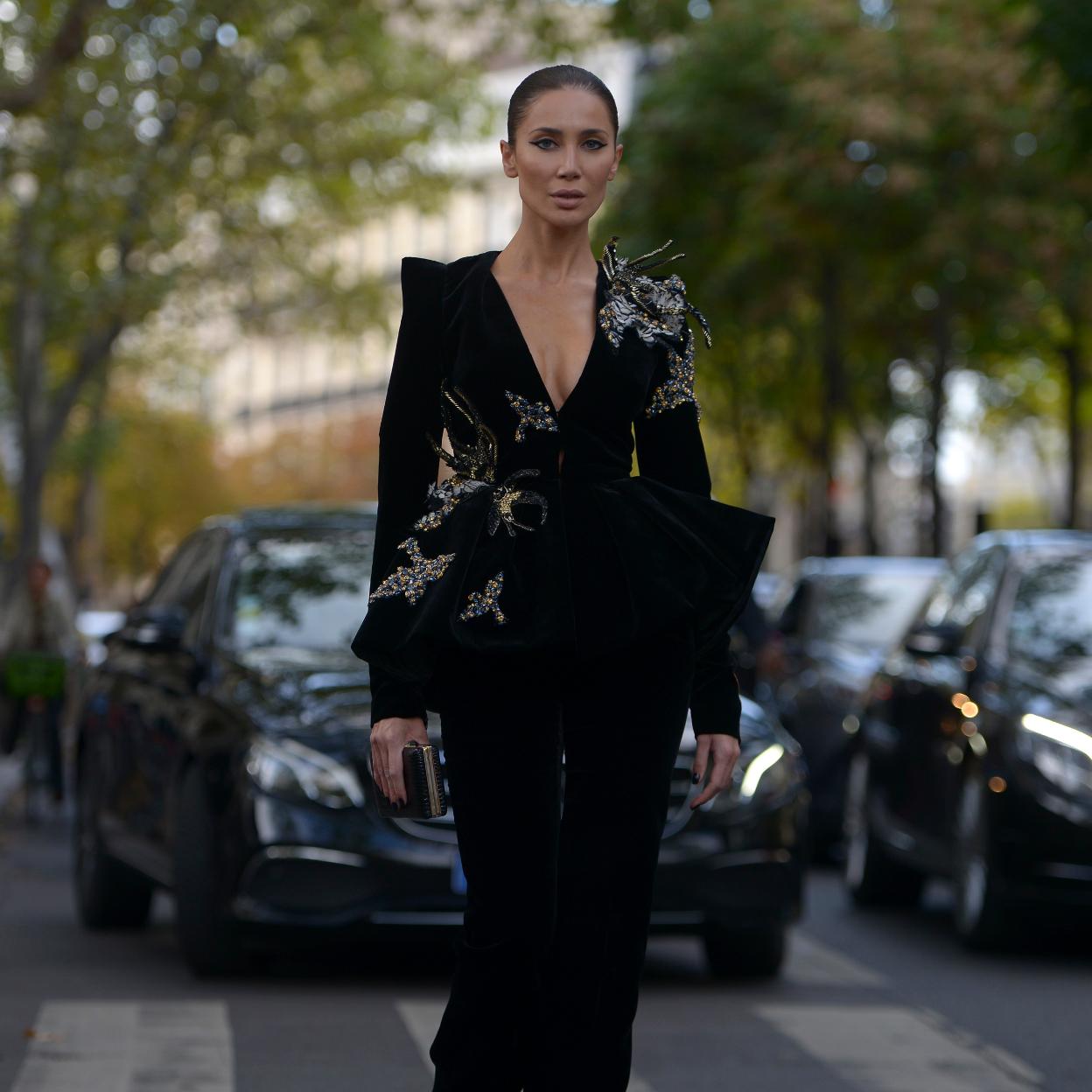 Una mujer en el street style con chaqueta de terciopelo negro.