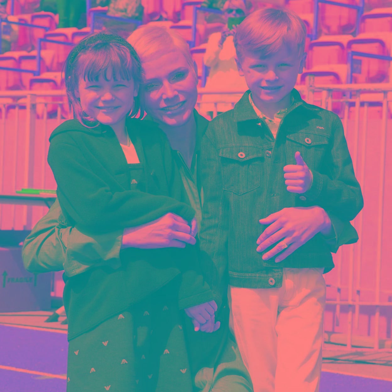 Gabriella y Jacques Grimaldi posan junto a su madre, la princesa Charlène de Mónaco. 