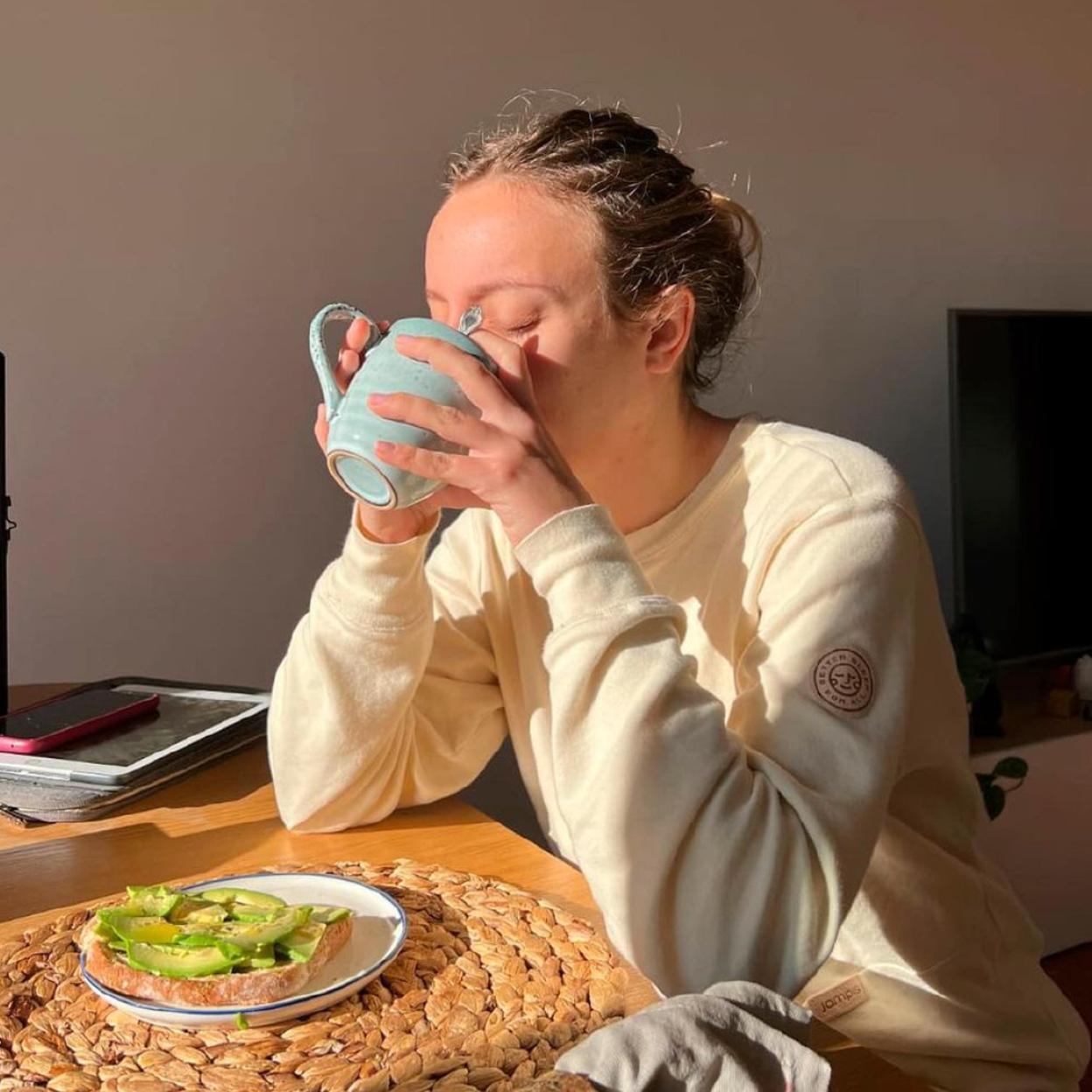 La ilustradora Alba Moreno con pijama de la marca española Jampis.