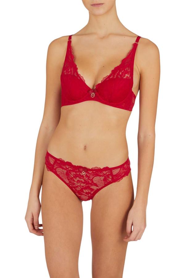 Sujetador de Emporio Armani con encaje (54 euros en Fashionalia).  Cómpralo aquí