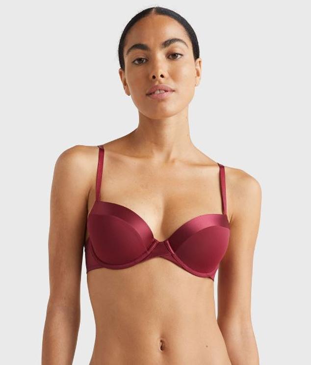 Sujetador con detalle satinado de Tommy Hilfiger (44,90 euros).  Cómpralo aquí