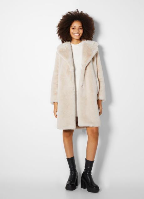 Imagen - Abrigo de pelo sinético de Bershka. Foto: Bershka.