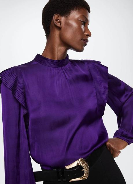 Imagen - Blusa satinada con detalles de volantes en morado