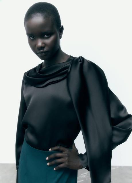 Imagen - Blusa satinada con cadena en negro