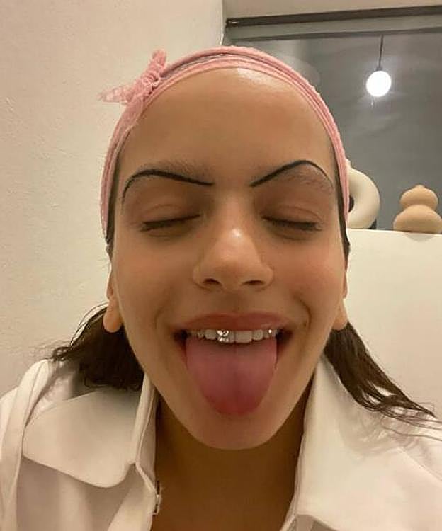 Rosalía muestra sus cejas ultra finas.