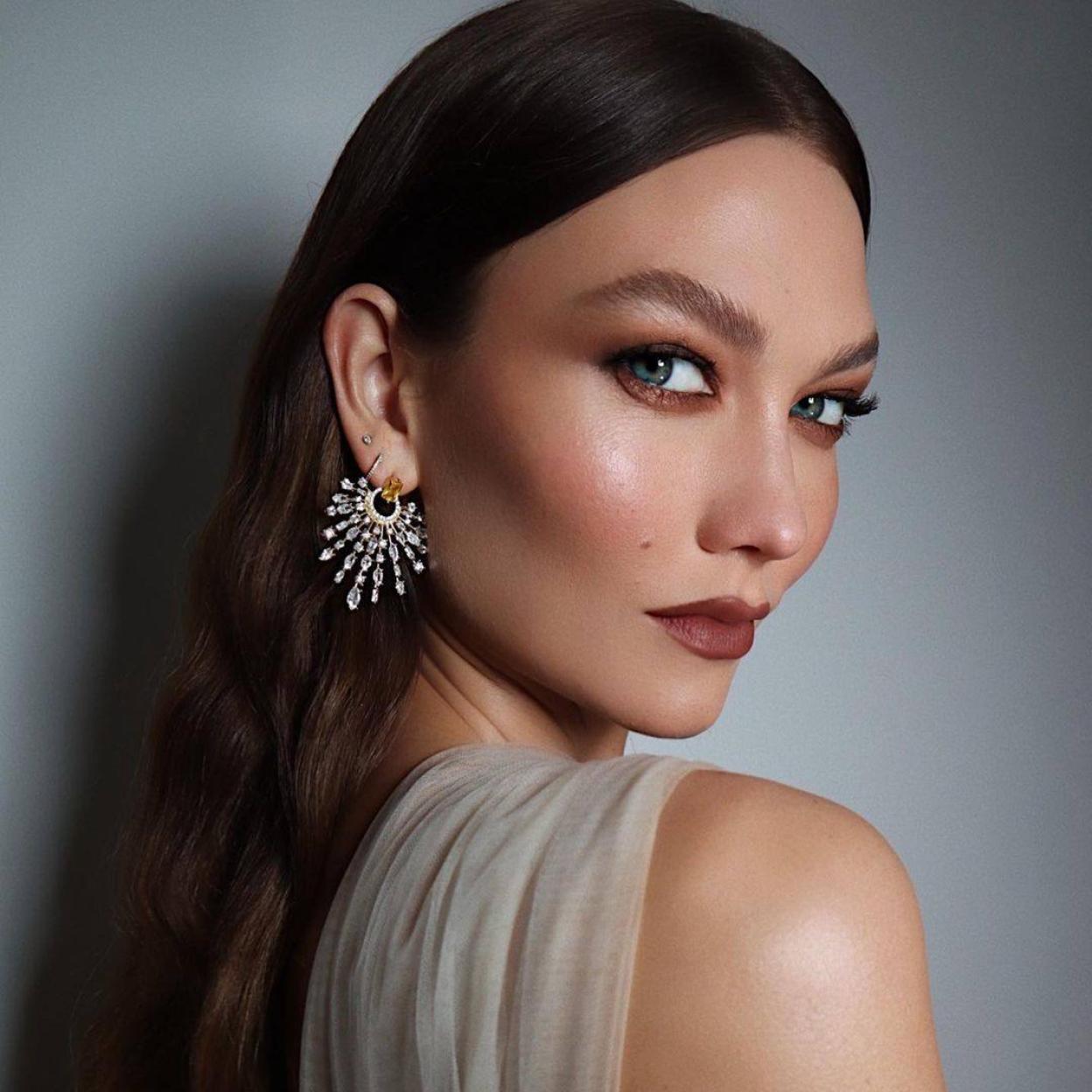 La modelo Karlie Kloss presume de una piel suave y repulpada que obtendrás con cremas con elastina