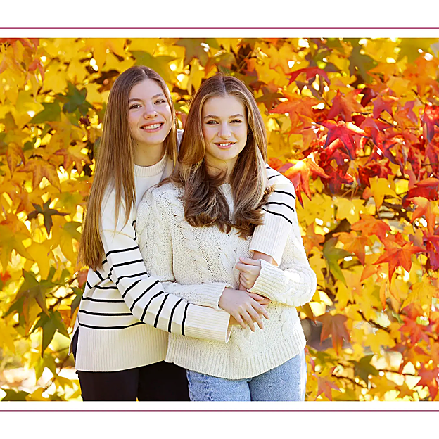 La infanta Sofía y la princesa Leonor en la felicitación de Navidad.
