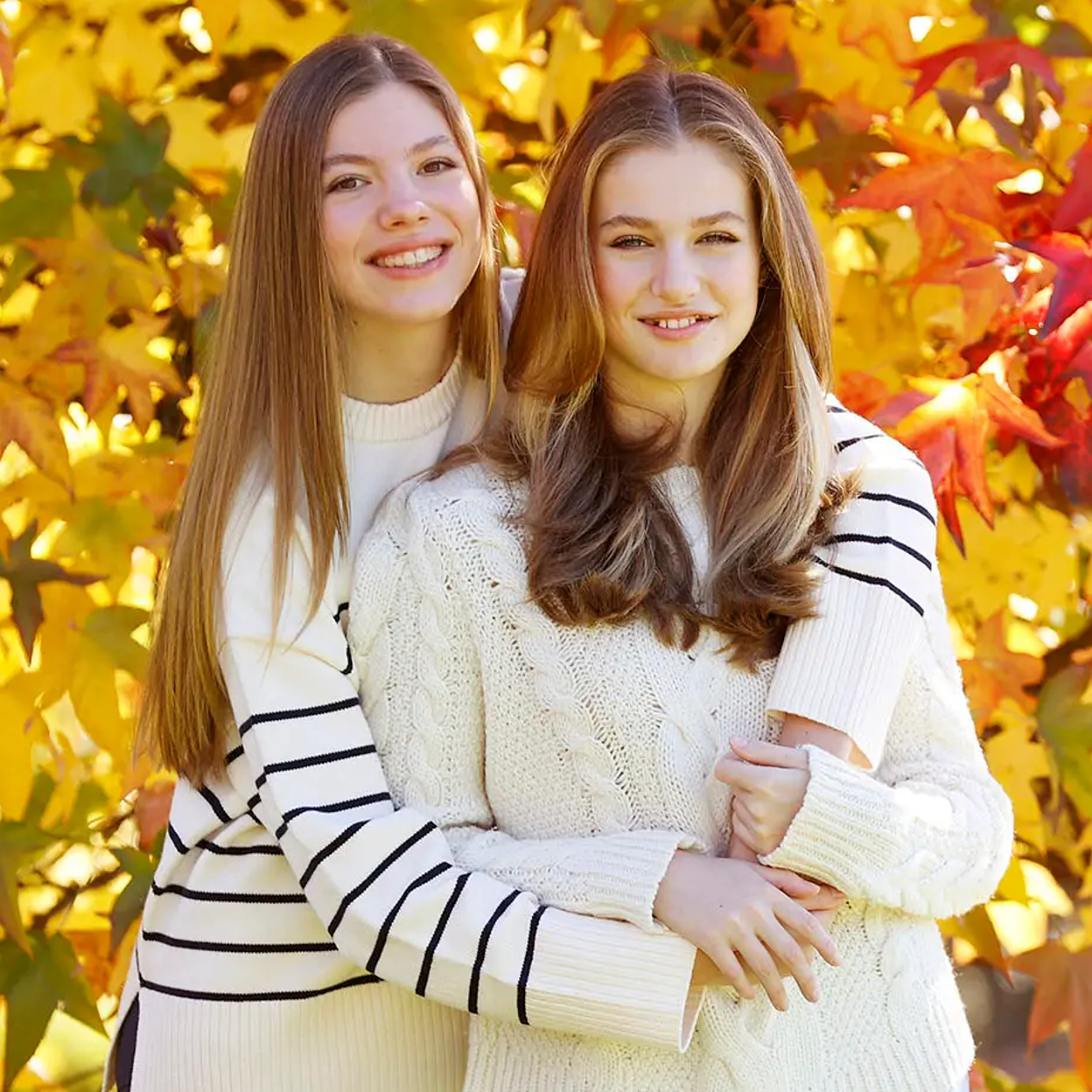 La infanta Sofía abraza a la princesa Leonor.