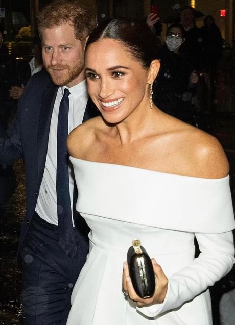 Imagen - Meghan Markle, con un impresionante vestido blanco de Louis Vuitton, de la mano del príncipe Harry en la entrega del Premio Ripple of Hope. (Foto: @ARCHEWELL_SUSSEX_)