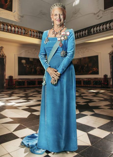 Imagen - Retrato oficial de la reina Margarita de Dinamarca, con vestido de gala de terciopelo azul, condecoraciones e impresionantes joyas. Foto; DR