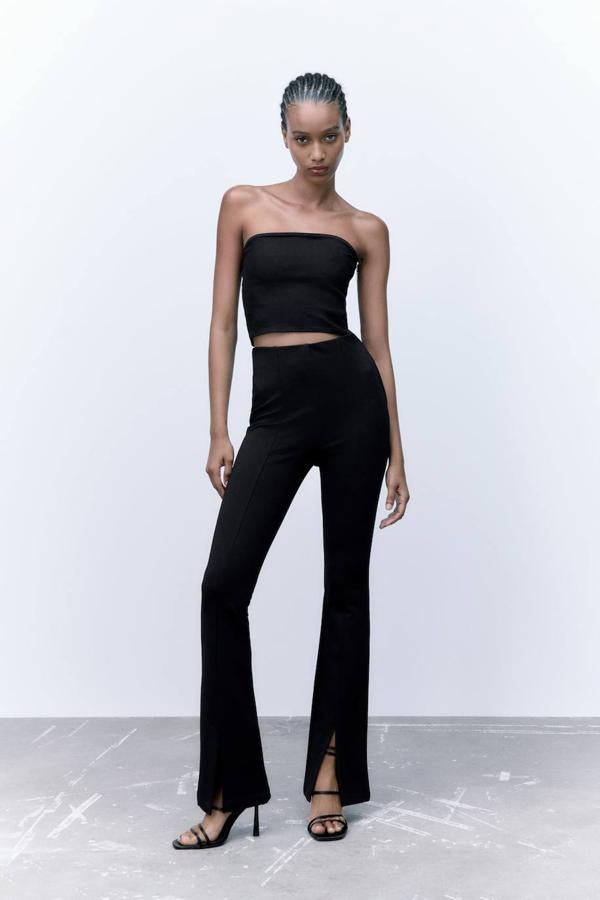 Pantalones elásticos tipo legging con tiro alto y perneras entalladas acabadas en abertura, color negro, de Zara. Consíguelos por 12,99 euros.